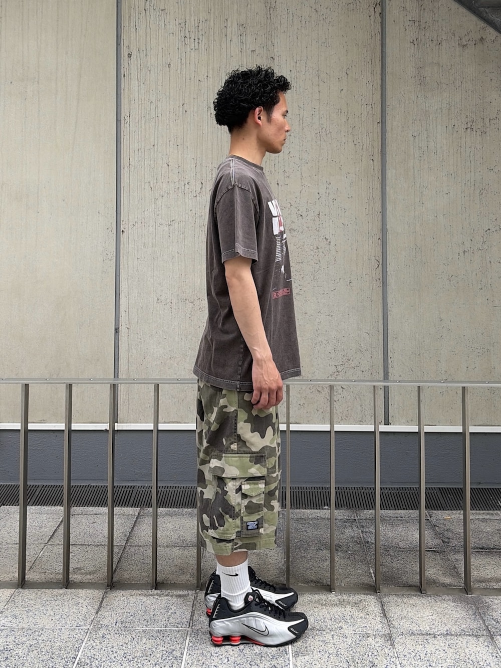 その他のカーゴパンツ、ブラック系のTシャツ/カットソーを着用したメンズの春コーディネートの3枚目の写真