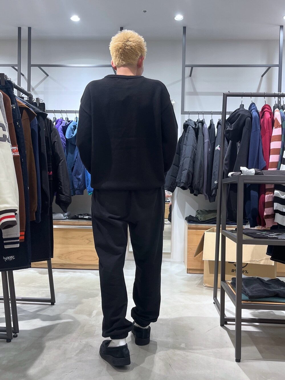 グレー系のスウェットパンツ、ブラック系のニット/セーターを着用したメンズの秋コーディネートの4枚目の写真