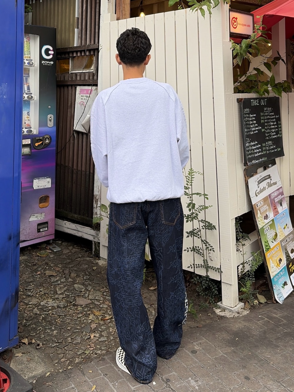 グレー系のスウェット、ブルー系のデニムパンツを着用したメンズの秋コーディネートの4枚目の写真