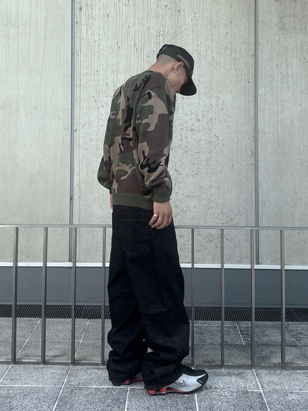 ブラック系のデニムパンツ、その他のニット/セーター、その他のキャップを着用したメンズの秋コーディネートの5枚目の写真