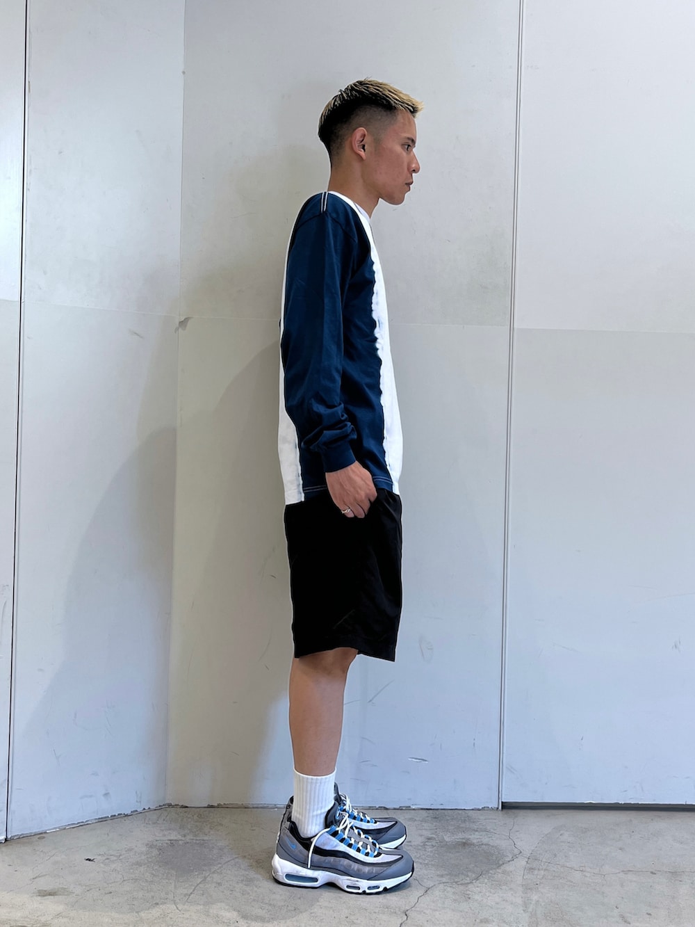 ブラウン系のその他パンツ、ブルー系のTシャツ/カットソーを着用したメンズの夏コーディネートの3枚目の写真