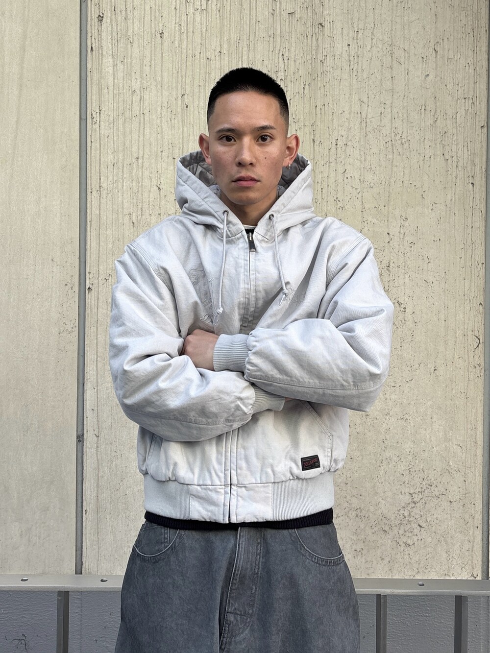 その他のブルゾン、グレー系のその他パンツを着用したメンズの冬コーディネートの4枚目の写真