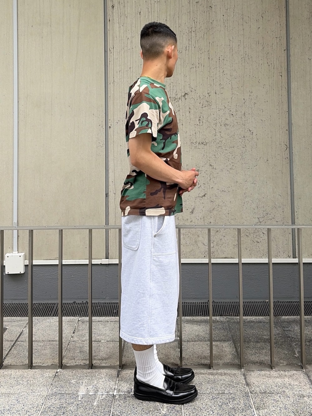 その他のTシャツ/カットソー、グレー系のスウェットパンツを着用したメンズの夏コーディネートの3枚目の写真