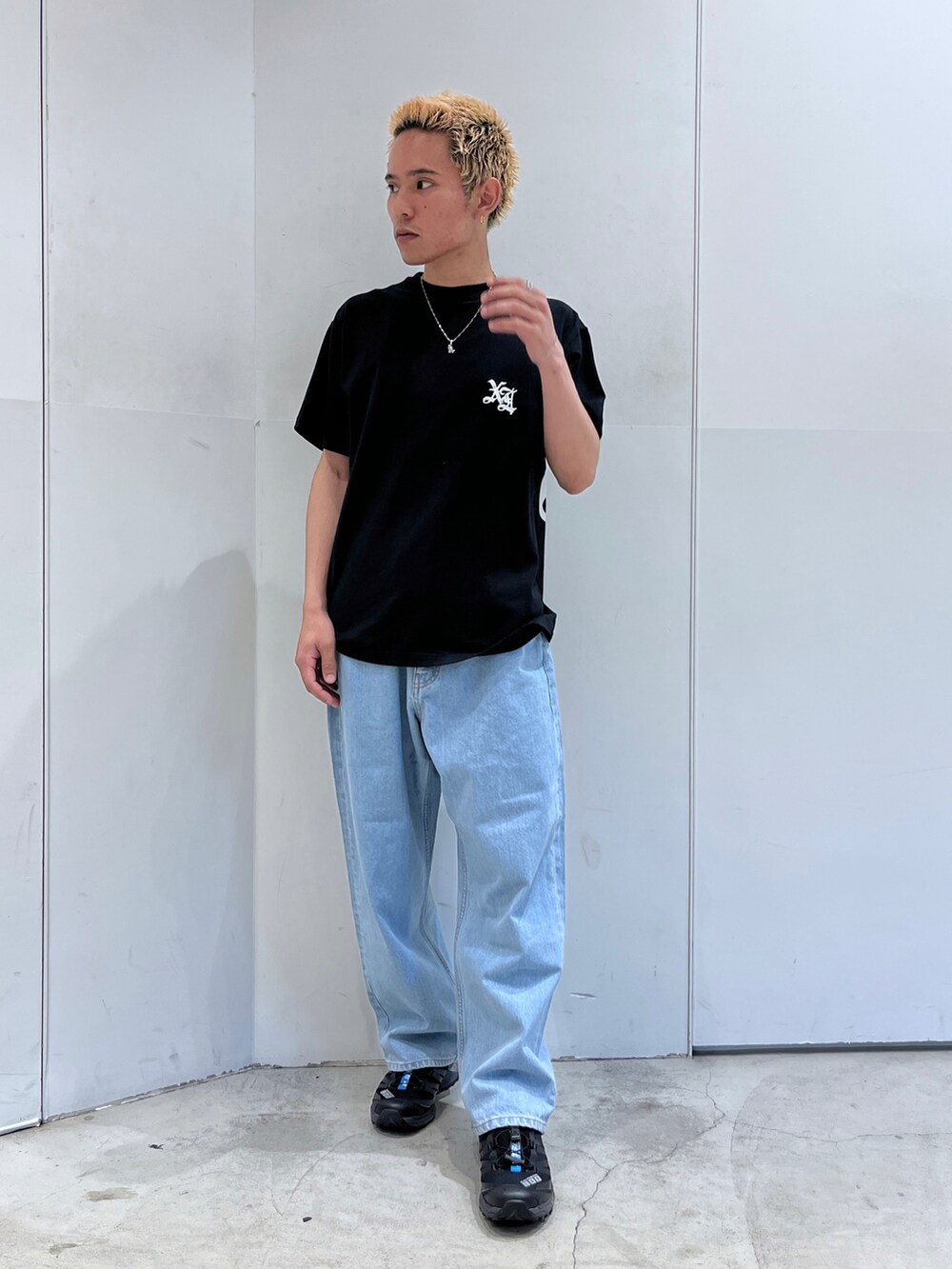 ブラック系のTシャツ/カットソー、ホワイト系のデニムパンツを着用したメンズの夏コーディネートの2枚目の写真