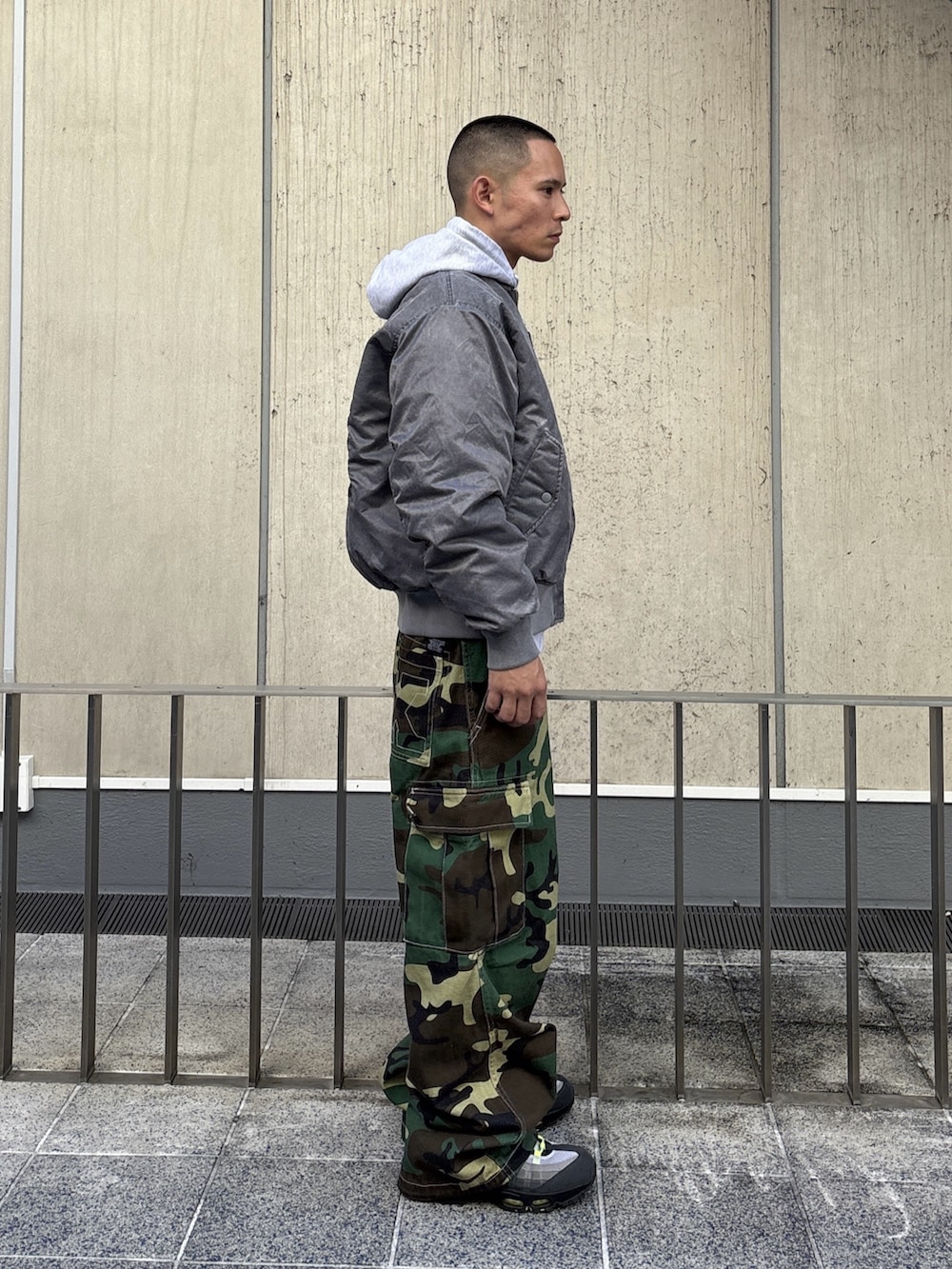 ブラック系のMA-1、グレー系のパーカー、その他のカーゴパンツを着用したメンズの秋コーディネートの3枚目の写真