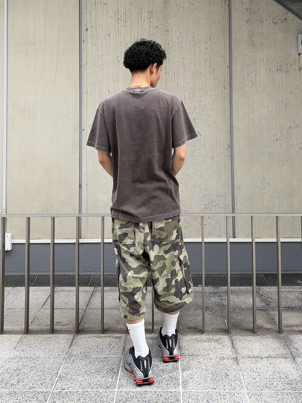 その他のカーゴパンツ、ブラック系のTシャツ/カットソーを着用したメンズの春コーディネートの4枚目の写真