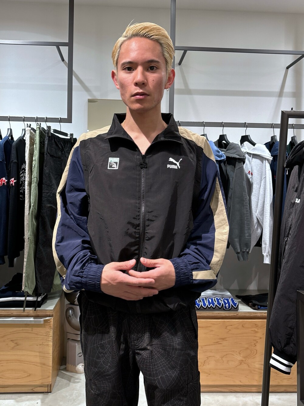 ブラック系のその他パンツ、ブラック系のナイロンジャケットを着用したメンズの冬コーディネートの5枚目の写真