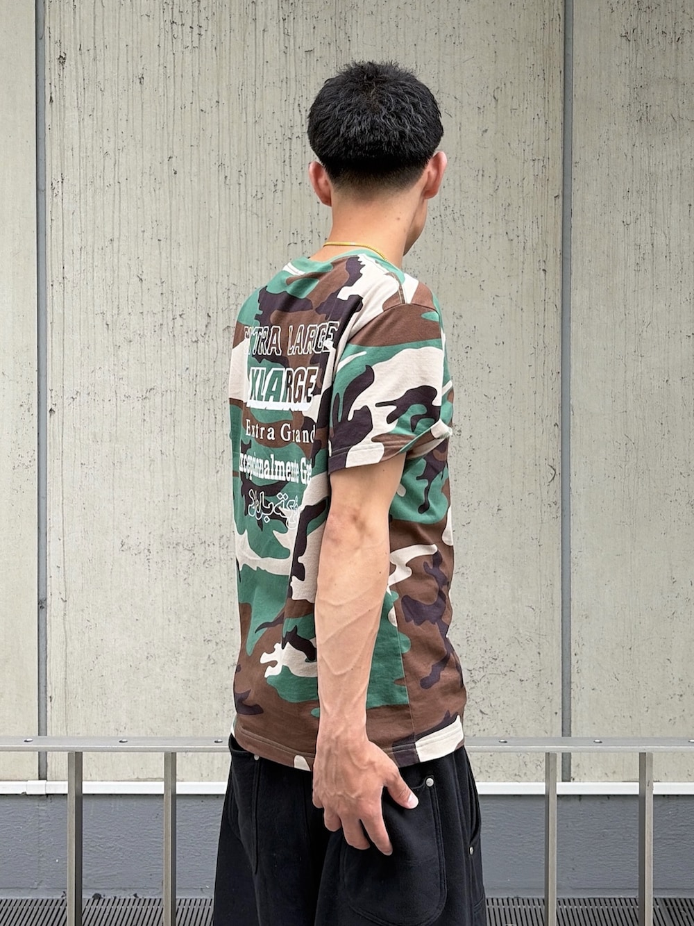 その他のTシャツ/カットソー、グレー系のスウェットパンツを着用したメンズの夏コーディネートの6枚目の写真