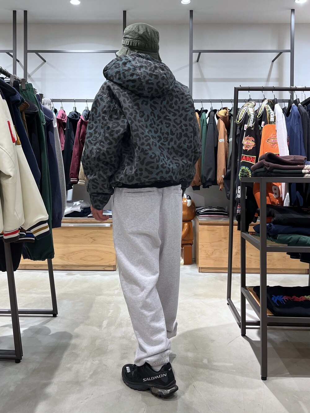 その他のその他アウター、グレー系のスウェットパンツ、グリーン系のハットを着用したメンズの秋コーディネートの3枚目の写真