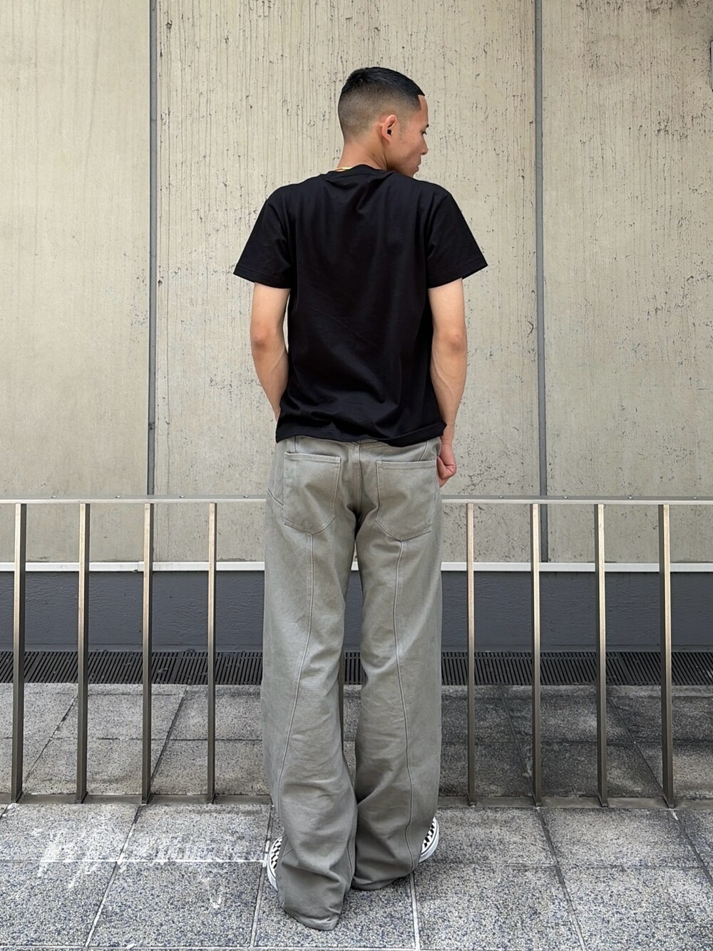 ピンク系のTシャツ/カットソー、グレー系のその他パンツを着用したメンズの夏コーディネートの4枚目の写真