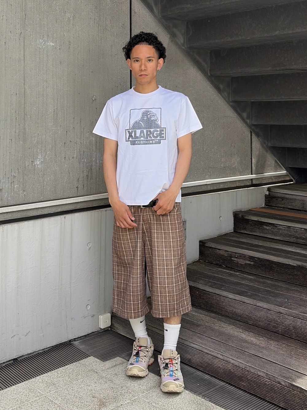 その他のその他パンツ、ホワイト系のTシャツ/カットソーを着用したメンズの夏コーディネートの2枚目の写真
