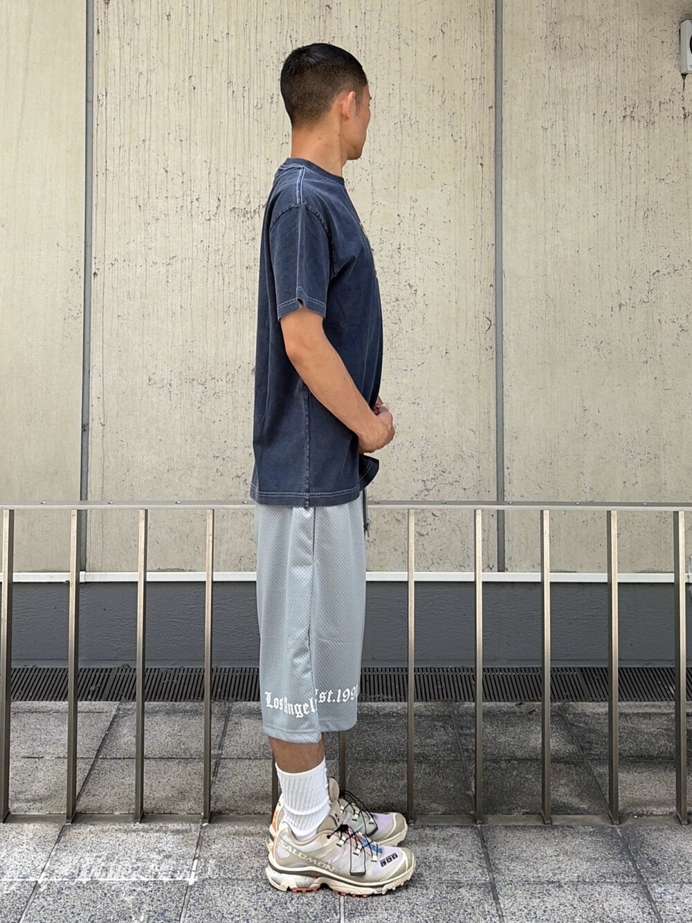ブルー系のTシャツ/カットソー、ブラック系のその他パンツを着用したメンズの夏コーディネートの3枚目の写真