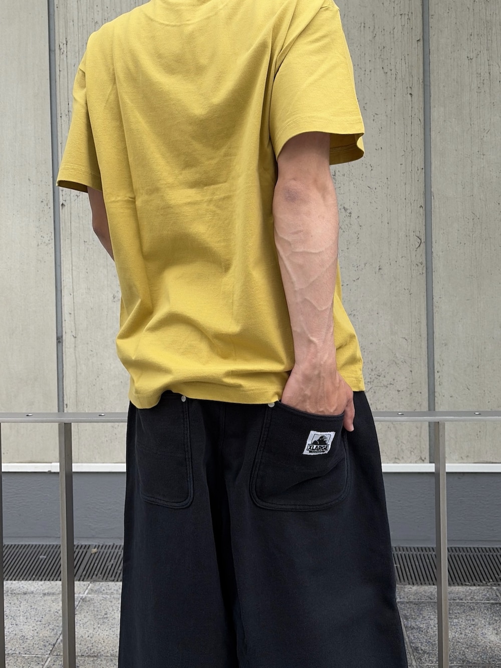 グレー系のスウェットパンツ、イエロー系のTシャツ/カットソーを着用したメンズの夏コーディネートの7枚目の写真