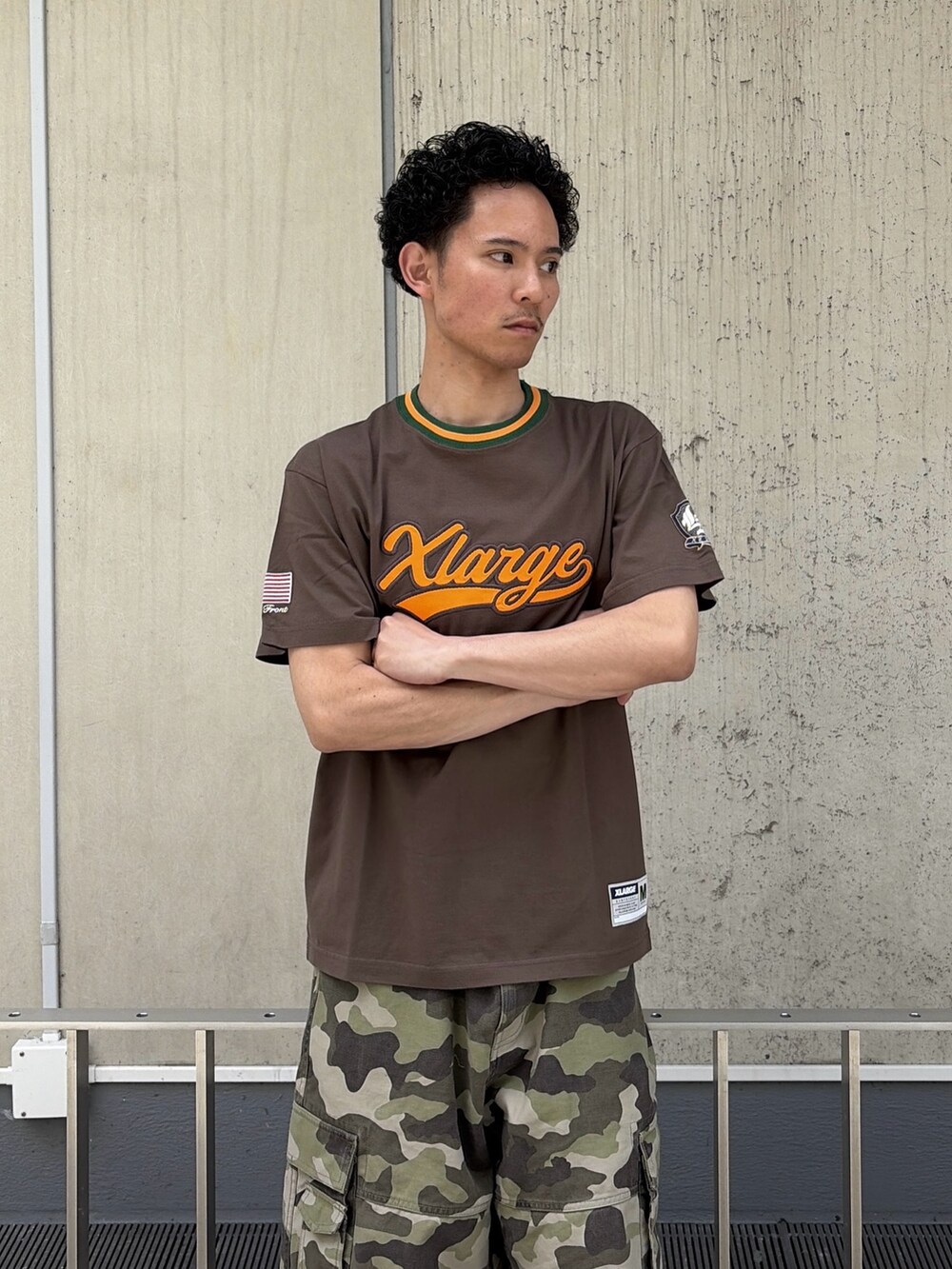ブラウン系のTシャツ/カットソー、その他のカーゴパンツを着用したメンズの春コーディネートの5枚目の写真