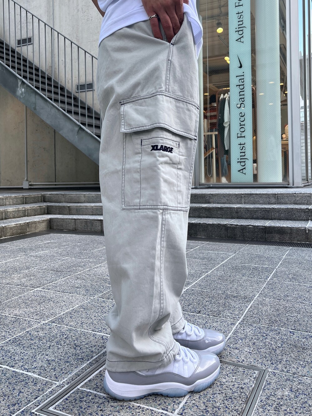 ホワイト系のTシャツ/カットソー、グレー系のカーゴパンツを着用したメンズの夏コーディネートの5枚目の写真