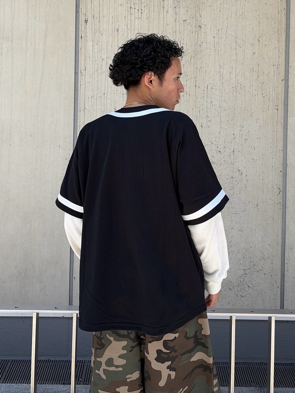 その他のその他パンツ、ブラック系のTシャツ/カットソー、ホワイト系のTシャツ/カットソーを着用したメンズの春コーディネートの7枚目の写真