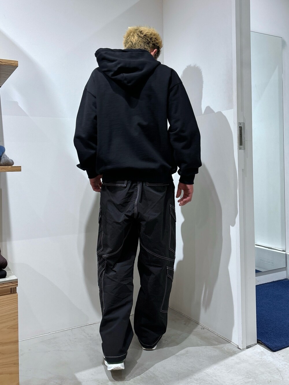 ブラック系のカーゴパンツ、ブラック系のパーカーを着用したメンズの冬コーディネートの4枚目の写真