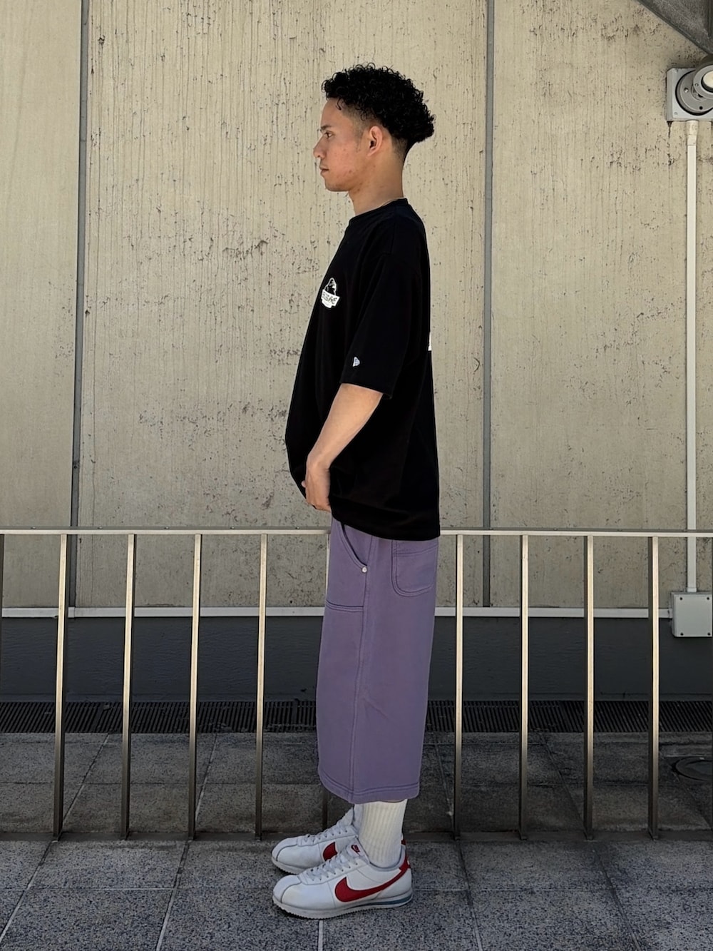 ホワイト系のTシャツ/カットソー、グレー系のスウェットパンツを着用したメンズの夏コーディネートの2枚目の写真