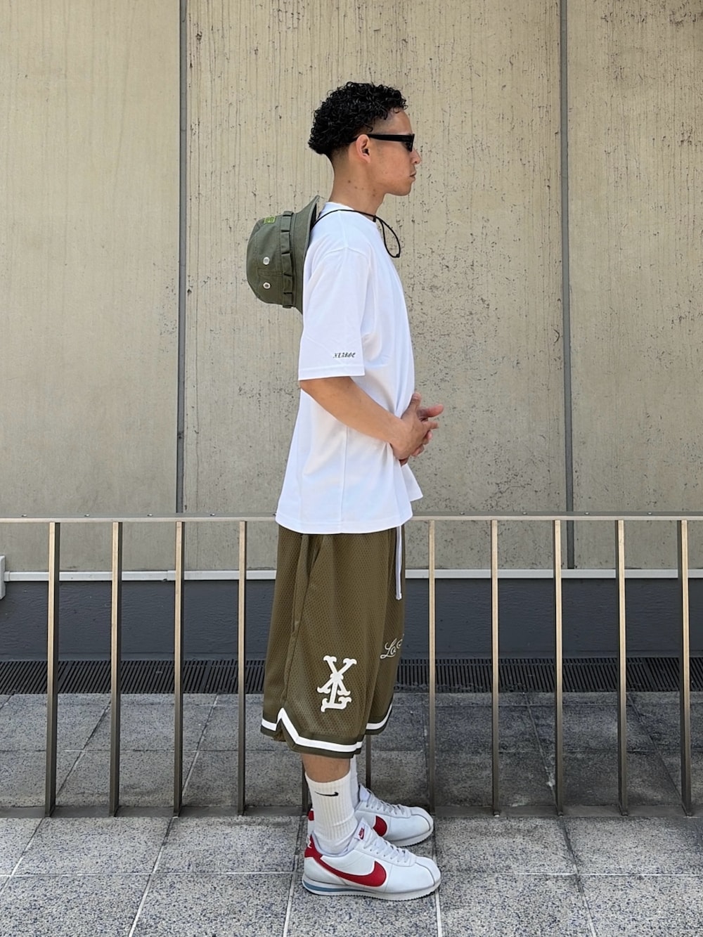 ブラック系のTシャツ/カットソー、ブラック系のその他パンツ、ブラック系のハットを着用したメンズの夏コーディネートの3枚目の写真