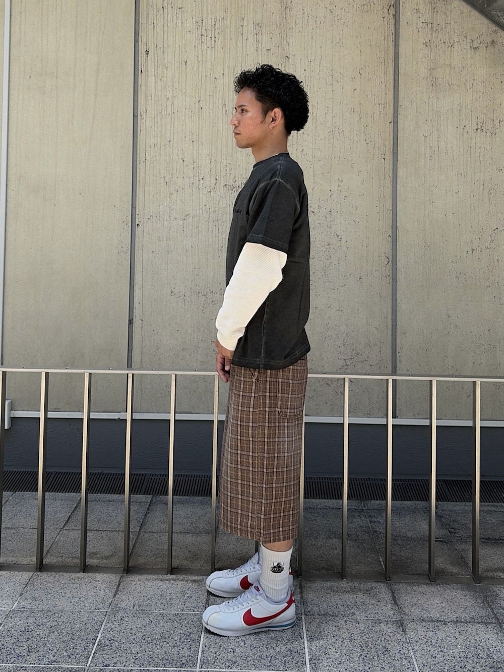パープル系のTシャツ/カットソー、ホワイト系のTシャツ/カットソー、その他のその他パンツを着用したメンズの春コーディネートの2枚目の写真