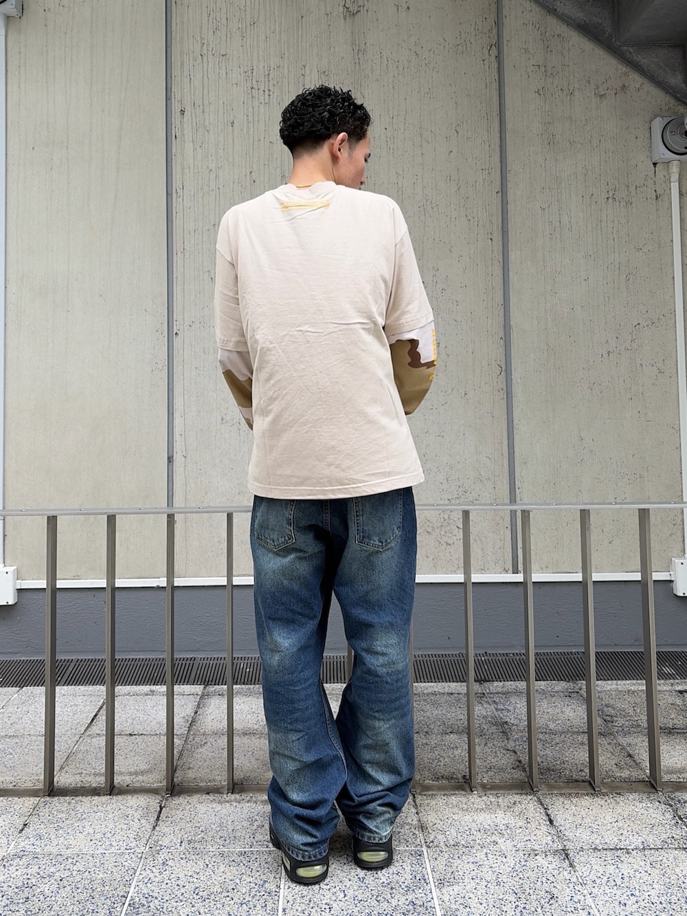 ベージュ系のTシャツ/カットソー、ブラウン系のパーカー、ブルー系のデニムパンツを着用したメンズの春コーディネートの10枚目の写真