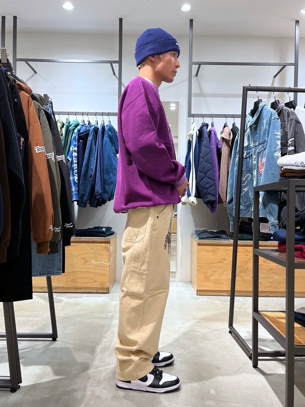 パープル系のスウェット、ベージュ系のその他パンツ、ブルー系のニットキャップ/ビーニーを着用したメンズの秋コーディネートの4枚目の写真