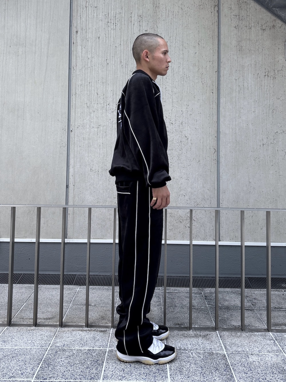 ブラック系のブルゾン、ブラック系のその他パンツを着用したメンズの秋コーディネートの3枚目の写真