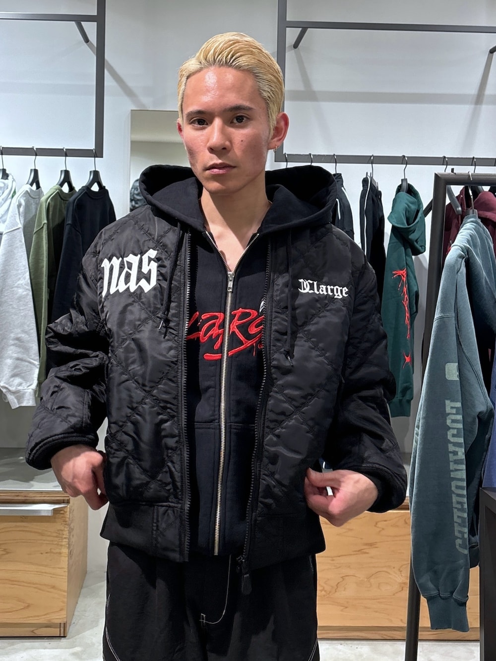 ブラック系のカーゴパンツ、ブラック系のブルゾン、ブラック系のパーカーを着用したメンズの冬コーディネートの5枚目の写真