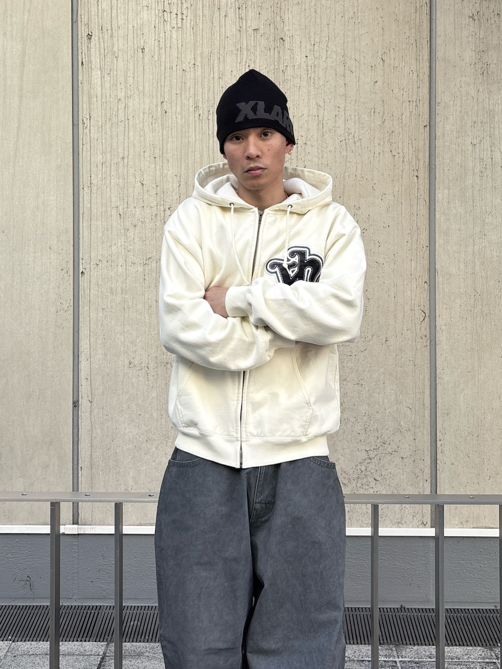 ホワイト系のパーカー、グレー系のその他パンツ、ブラック系のニットキャップ/ビーニーを着用したメンズの冬コーディネートの5枚目の写真