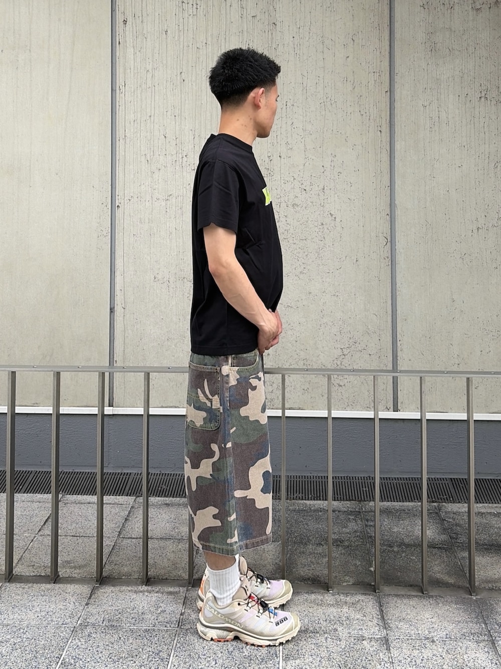 その他のその他パンツ、ブラック系のTシャツ/カットソーを着用したメンズの夏コーディネートの3枚目の写真