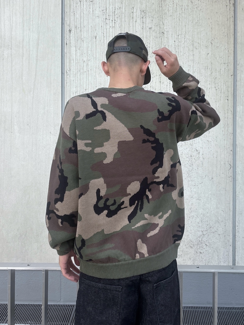 ブラック系のデニムパンツ、その他のニット/セーター、その他のキャップを着用したメンズの秋コーディネートの9枚目の写真