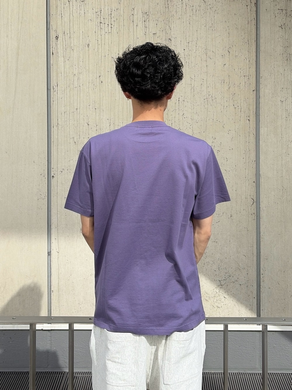 ブラック系のTシャツ/カットソー、ブラック系のスウェットパンツを着用したメンズの春コーディネートの6枚目の写真