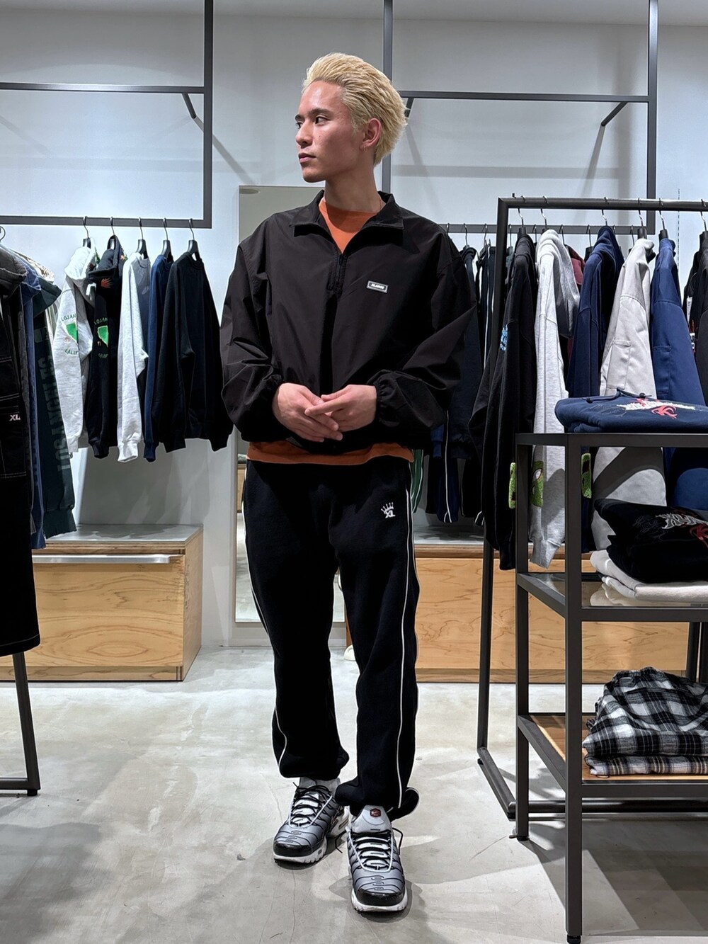 ブラック系のスウェットパンツ、ブラック系のブルゾンを着用したメンズの冬コーディネートの2枚目の写真