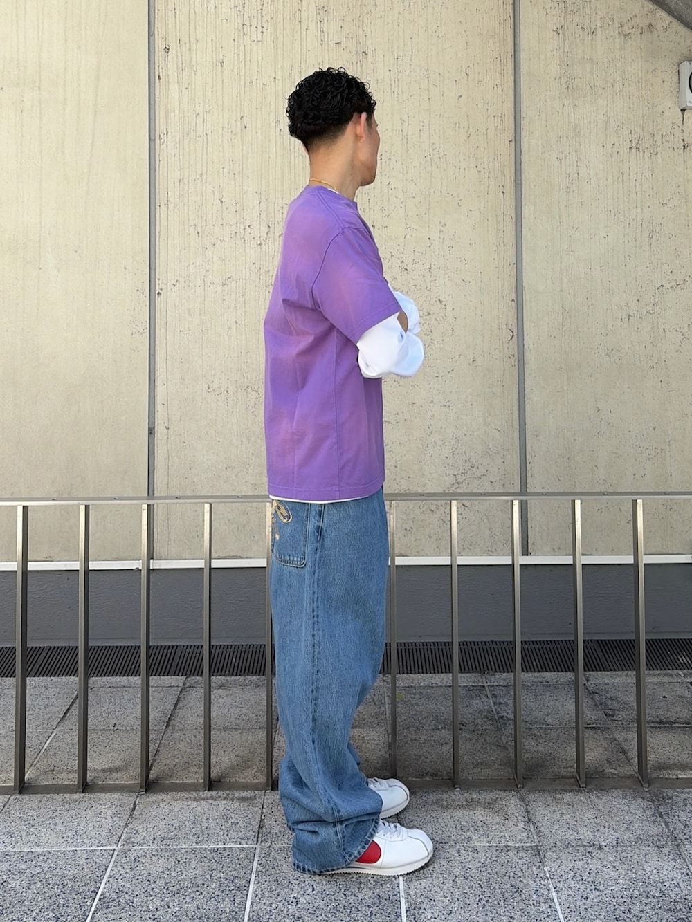 パープル系のTシャツ/カットソー、ホワイト系のTシャツ/カットソー、ブルー系のデニムパンツを着用したメンズの春コーディネートの3枚目の写真