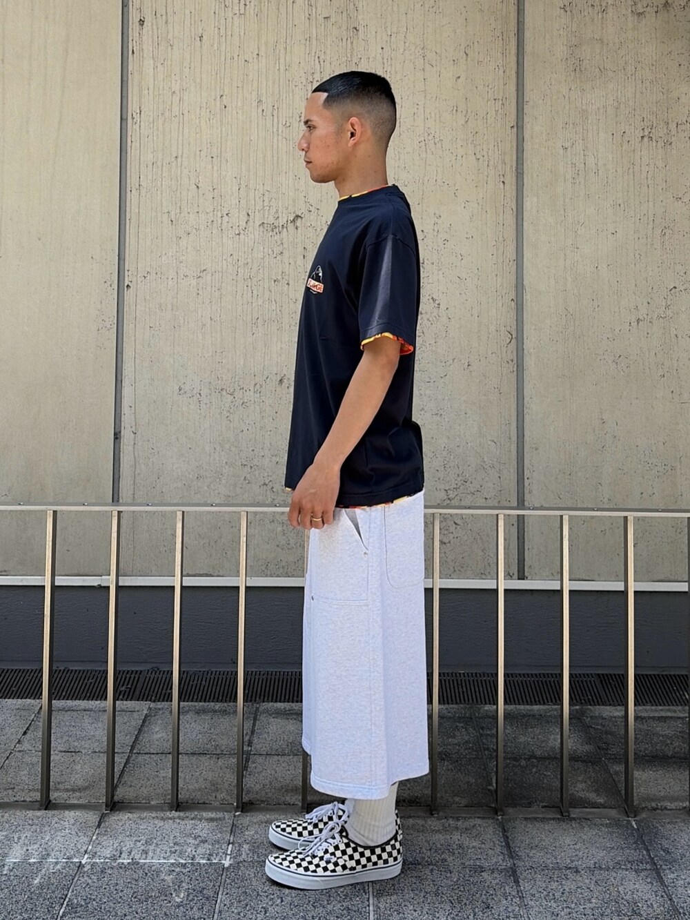 ブルー系のTシャツ/カットソー、グレー系のスウェットパンツを着用したメンズの夏コーディネートの2枚目の写真