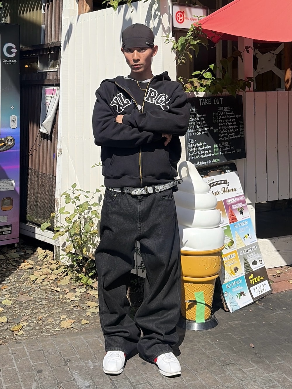 グレー系のパーカー、ホワイト系のTシャツ/カットソー、ブルー系のデニムパンツを着用したメンズの秋コーディネートの2枚目の写真