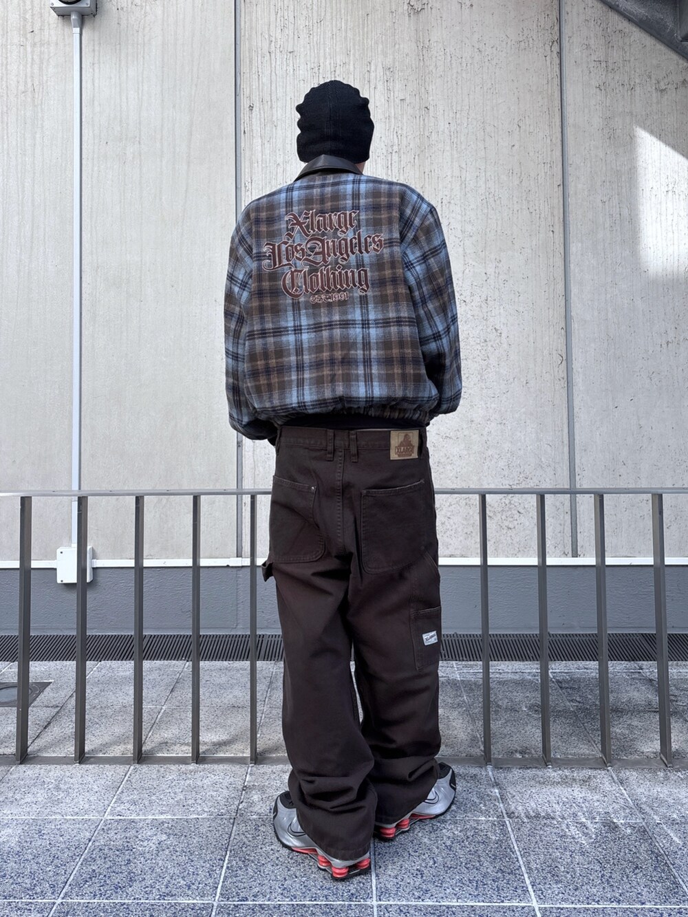 ブラウン系のその他アウター、ブラウン系のその他パンツ、ブラック系のニットキャップ/ビーニーを着用したメンズの秋コーディネートの5枚目の写真