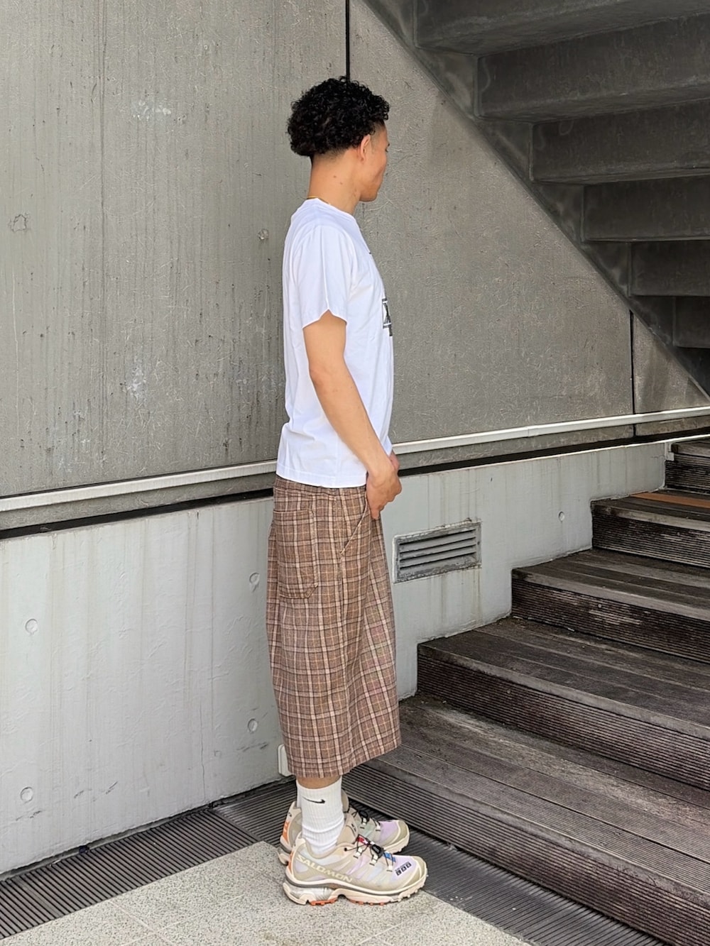 その他のその他パンツ、ホワイト系のTシャツ/カットソーを着用したメンズの夏コーディネートの4枚目の写真