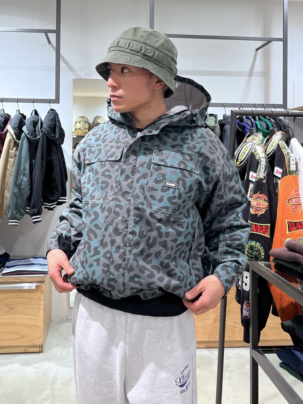 その他のその他アウター、グレー系のスウェットパンツ、グリーン系のハットを着用したメンズの秋コーディネートの6枚目の写真