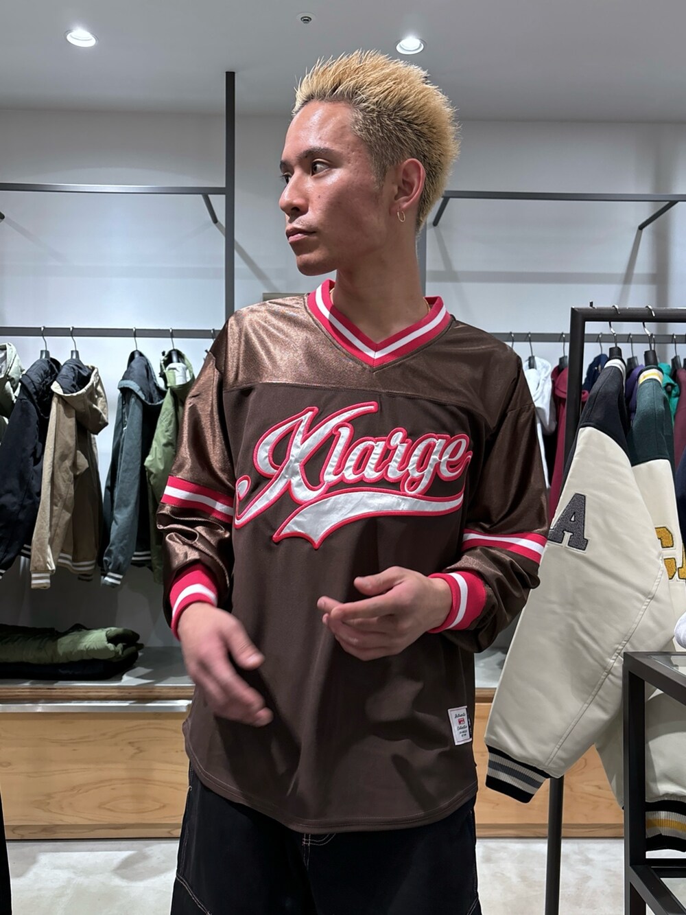 ブラウン系のシャツ/ブラウス、ブラック系のカーゴパンツを着用したメンズの冬コーディネートの7枚目の写真