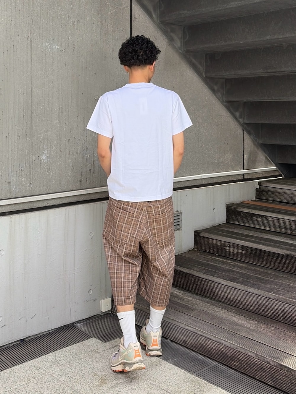 その他のその他パンツ、ホワイト系のTシャツ/カットソーを着用したメンズの夏コーディネートの5枚目の写真