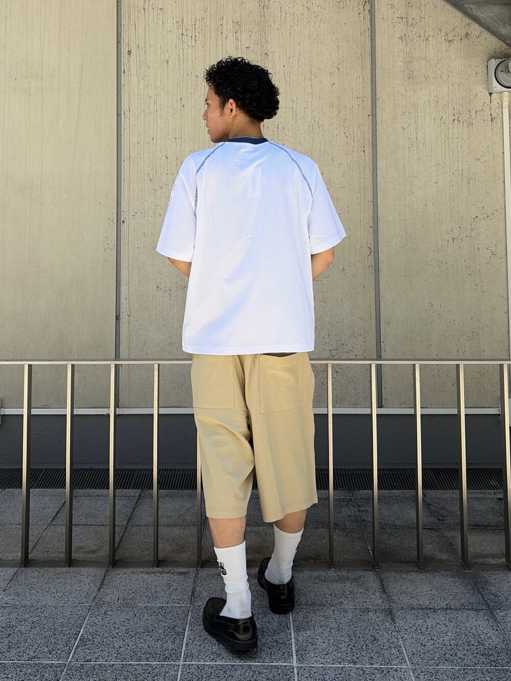 ブラック系のTシャツ/カットソー、ブラック系のスウェットパンツを着用したメンズの春コーディネートの4枚目の写真