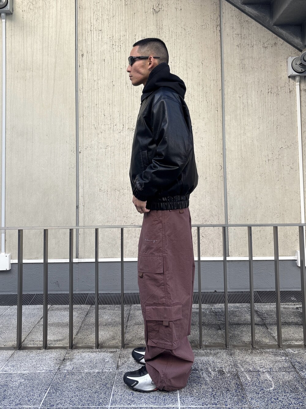 ブラック系のパーカー、ブラック系のその他アウター、ブラック系のカーゴパンツを着用したメンズの冬コーディネートの3枚目の写真