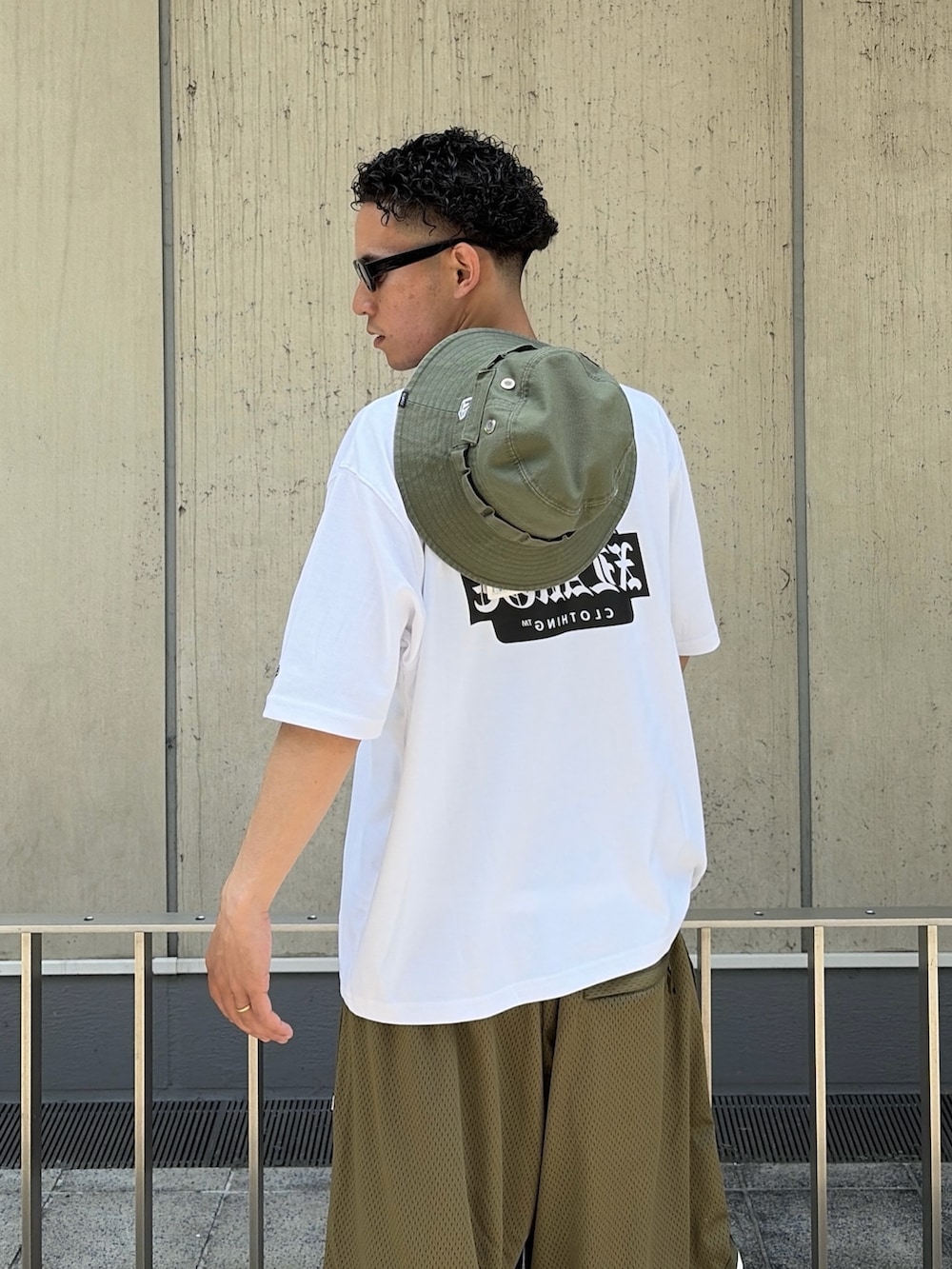ブラック系のTシャツ/カットソー、ブラック系のその他パンツ、ブラック系のハットを着用したメンズの夏コーディネートの6枚目の写真