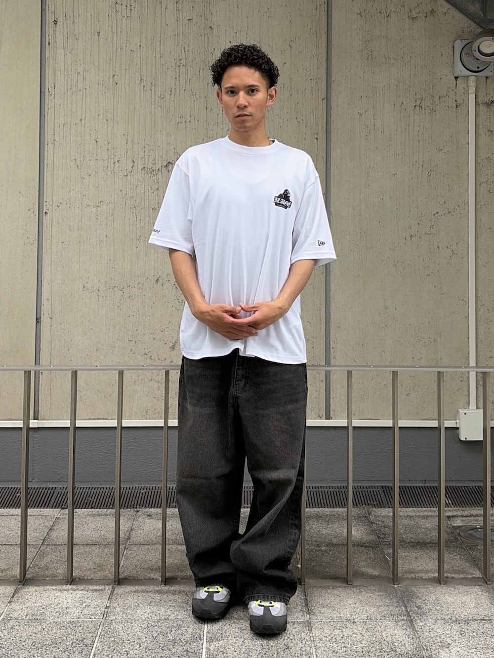 ホワイト系のTシャツ/カットソー、ブラック系のデニムパンツを着用したメンズの夏コーディネートの2枚目の写真