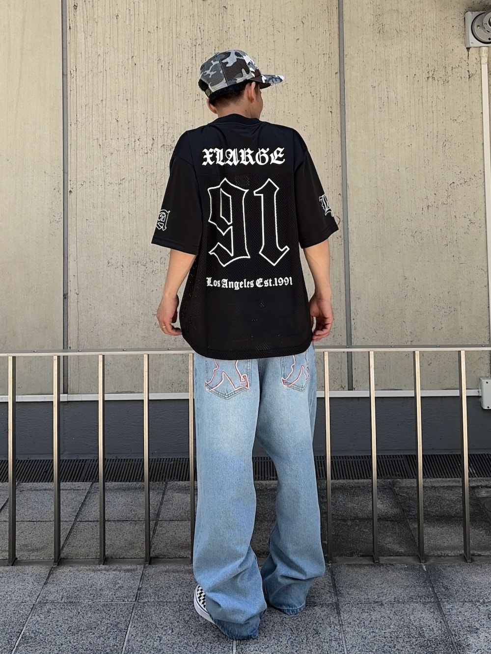 ブラック系のTシャツ/カットソー、ブルー系のデニムパンツ、その他のキャップを着用したメンズの夏コーディネートの4枚目の写真