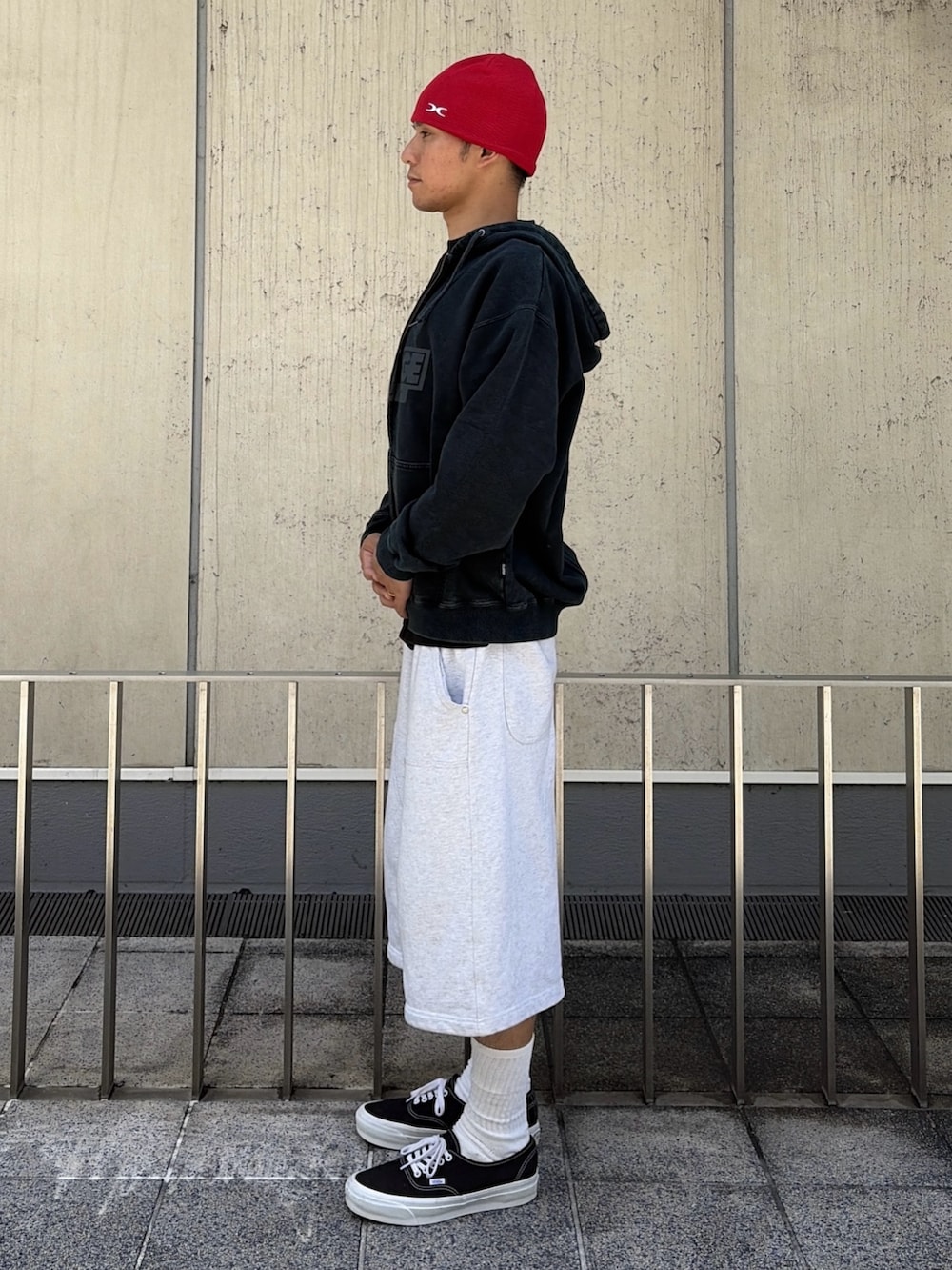 ブラック系のTシャツ/カットソー、ブラック系のパーカー、グレー系のスウェットパンツを着用したメンズの夏コーディネートの2枚目の写真