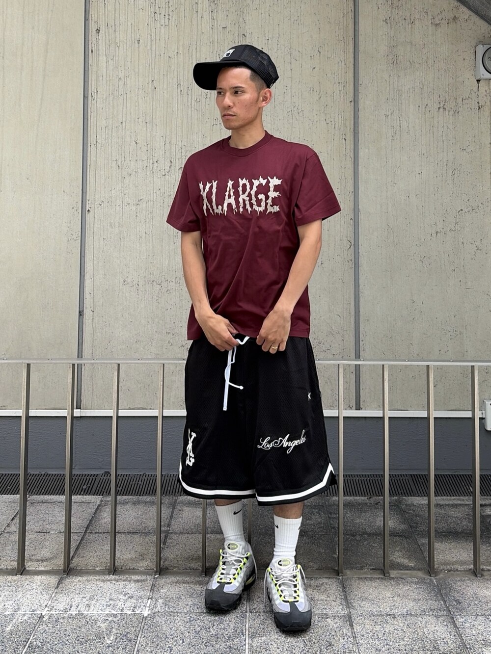 レッド系のTシャツ/カットソー、ブラック系のその他パンツ、ブラック系のキャップを着用したメンズの夏コーディネートの5枚目の写真