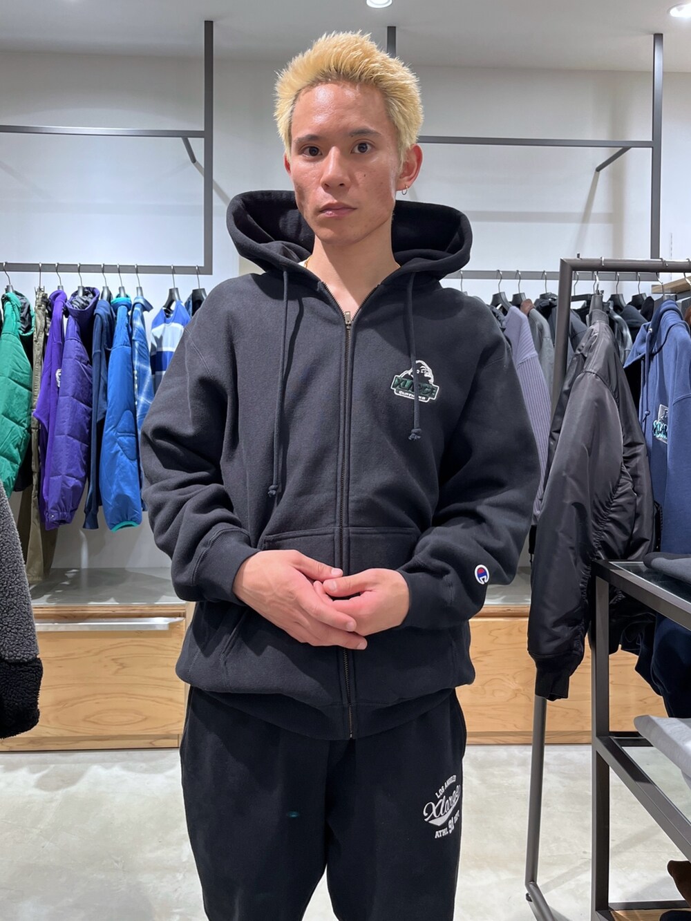 グレー系のパーカー、グレー系のスウェットパンツを着用したメンズの秋コーディネートの5枚目の写真