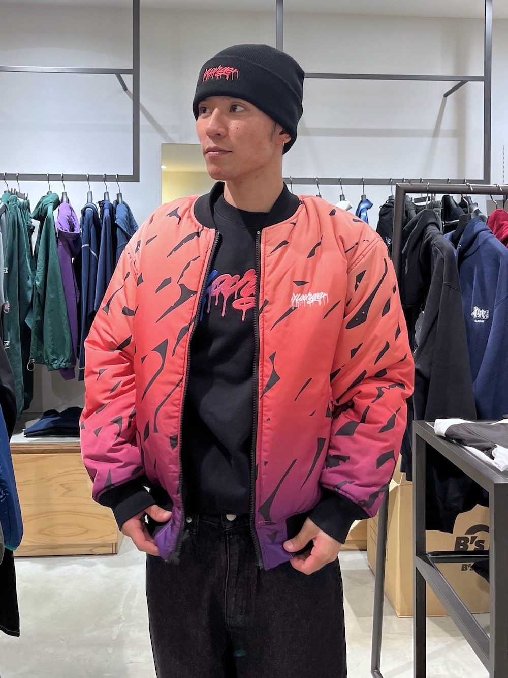 ブラック系のブルゾン、ブラック系のスウェット、ブラック系のデニムパンツを着用したメンズの秋コーディネートの8枚目の写真